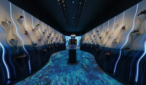 Schäumende Wasserfälle und tosende Wellen – das Element Wasser ziehtsich durch das Storekonzept des neuen Flagship-Stores in Riad. (Foto: Presentedby)