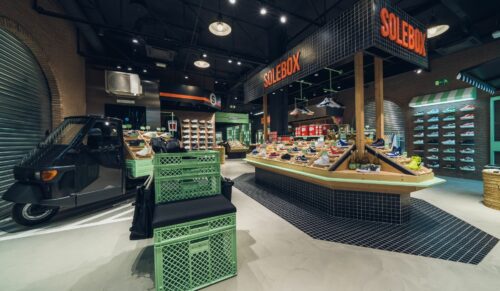 Im neuen Store Solebox werden die Sneaker an Marktständen wie Obst und Gemüse auf Holzsteigen präsentiert. (Foto: Kane Holz)