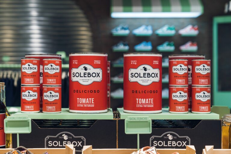 Bei Solebox gesellen sich Schuhkartons zu Konservendosen. (Foto: Kane Holz)