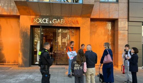 „Euer Luxus – unser Klimakollaps“ – Mitglieder der Organisation Letzte Generation haben die Fassaden von fünf Berliner Luxusboutiquen besprüht. (Foto: Privat)