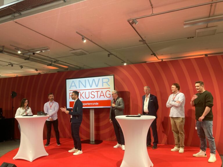 Die Expertenrunde mit (von links nach rechts) Claudia Engel-Hutner (Hutner AG), Mario Pecile (Hello Again), Moderator David Mastrorelli, Joachim Flemming (Kovax), Prof. Dr. Michael Bernecker (Deutsches Institut für Marketing), Jens Hüsken und Franz Bauer (beide Genesis). (Foto: Redaktion)