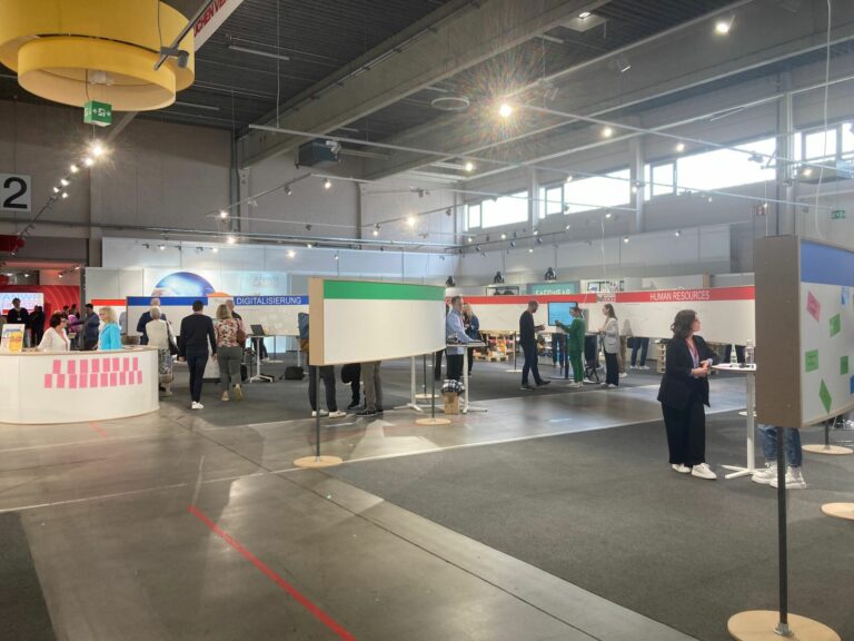Die Ausstellungsstationen wurden nach den farbcodierten Themenfeldern Nachhaltigkeit, Digitalisierung und Human Resources eingeordnet. (Foto: Redaktion)