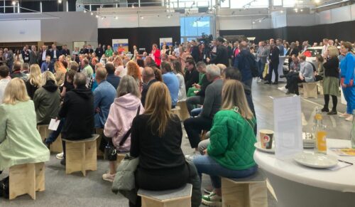 Die rund 500 Gäste fanden sich zur Begrüßung zum ANWR-Fokustag im Campus Mainhauen ein. (Foto: Redaktion)