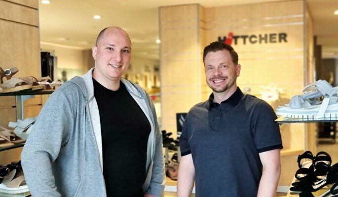 Schuhhändler Marcus Höhne, Schuhhaus Hittcher, und Daniel Prause, Chief Sales Officer von Etos (Foto: Etos)