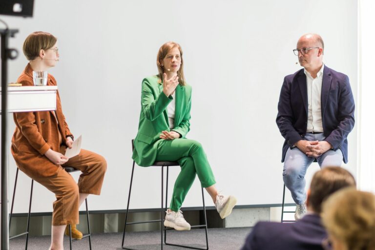 Redakteurin Laura Klesper im Gespräch mit Kathrin Schmidt und Andreas Kolb (Foto: Euijae Kim)