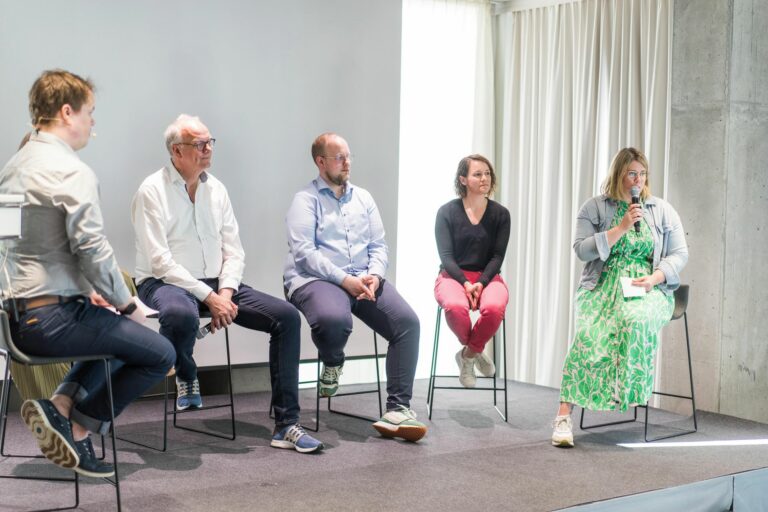 Gesprächsrunde zur Unternehmensnachfolge (v.l.n.r.): schuhkurier-Redakteur Christian Kandlin, Margarete Höber-Läer, Thomas Hüser, Leon Hüser, Stefanie Naun, Anneke Heinrich (Foto: Euijae Kim)