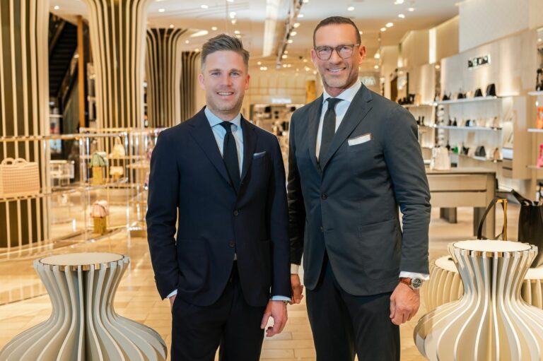 Die Breuninger-Geschäftsführer David
Zimmermann und Andreas Rebbelmund. Breuninger war einer der ersten Mieter im Düsseldorfer Kö-Bogen I. Die Verlängerung der Luxusmeile Königsallee feiert zehn-
jähriges Jubiläum. (Foto: Hojabr Riahi/Breuninger)