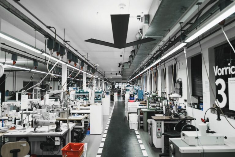 Blick in die Fertigung der neu gestalteten Seibel-Schuhfabrik in Hauenstein. (Foto: Seibel Gruppe)
