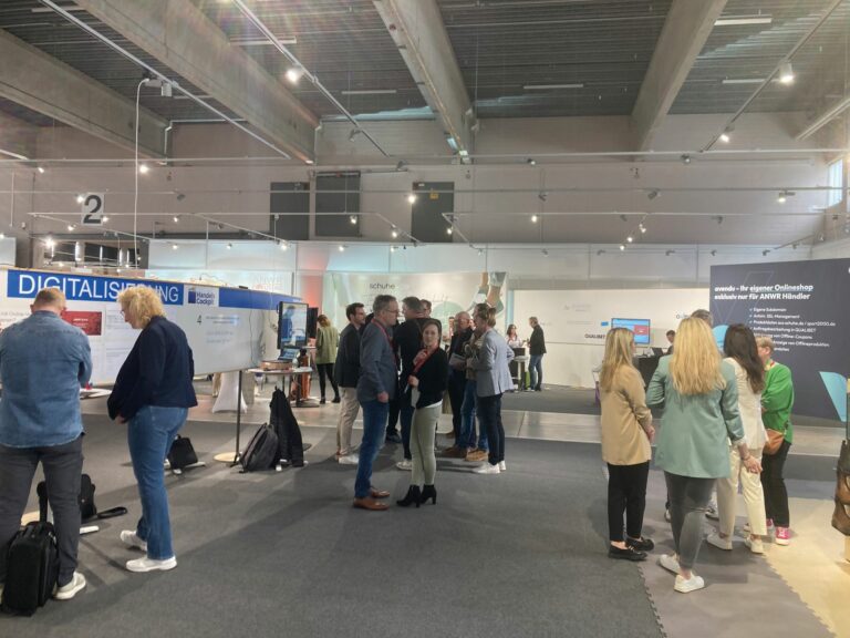 An den aufgestellten Wänden befanden sich rund 50 Stationen mit ANWR-Services, Dienstleistern und vorgestellten Best-Practices. (Foto: Redaktion)
