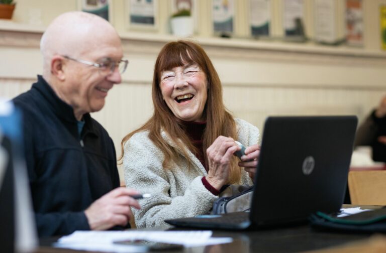 Die Zielgruppe der Menschen um die 50 bis 
60 Jahre spielt eine wichtige Rolle – auch in der Schuhbranche.   (Foto: Centre for Ageing Better/Unsplash)