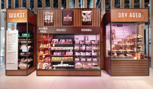 Auf der Düsseldorfer Handelsmesse Euroshop hat die Unternehmensberatung Schweitzer auf Basis der Studie ein POS-Konzept für Wurstwaren vorgestellt. Mit Farben und Details können verschiedene Zielgruppen auch auf kleinem Raum geführt werden. (Foto: Daniel Horn)
