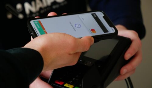 Kontaktloses und mobiles Zahlen wird immer beliebter. (Foto: Naipo.de/Unsplash)