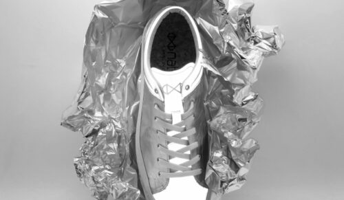 Der neue Sneaker von Nat-2 besteht aus recycelter Aluminiumfolie. (Foto: Nat-2)