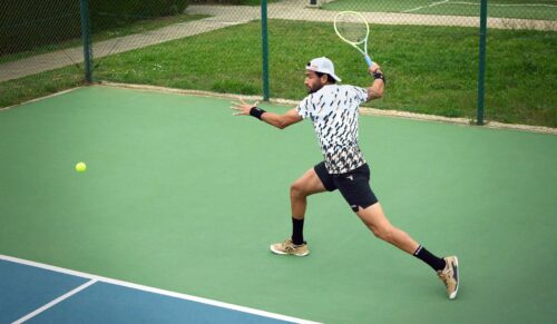 Gemeinsam mit Boss und Tennis-Spieler Matteo Berrettini hat Asics eine Variante des Gel-Resolution vorgestellt. (Foto: Asics)