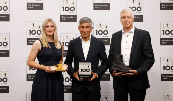 Von links nach rechts: Sarah Schröder (Assistenz CEO & Projektgruppe Wortmann), Ranga Yogeshwar (Mentor Top 100-Wettbewerb), Andreas Burmeister (Head of CSR Wortmann Gruppe & Projektteam Wortmann) (Foto: KD Busch/Compamedia)