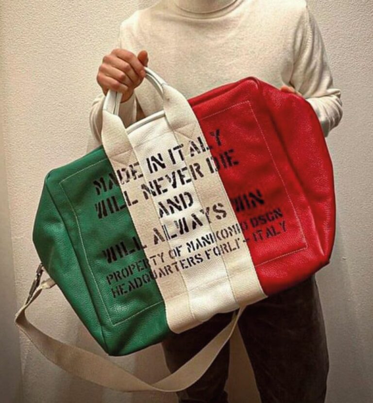 Dirk Wittmann präsentiert das Icon-Modell in den Farben der italienischen Flagge. (Foto: Redaktion)