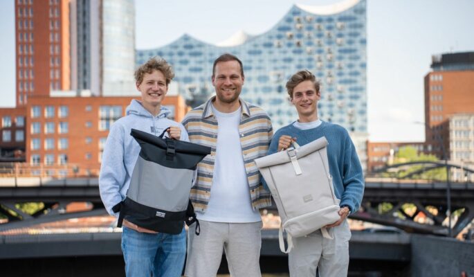 Die Oak25-Gründer Emil Woermann (l.) und Jacob Leffers (r.) zusammen mit Timm von Dressler, CEO von Ecom Brands. (Foto: Ecom)
