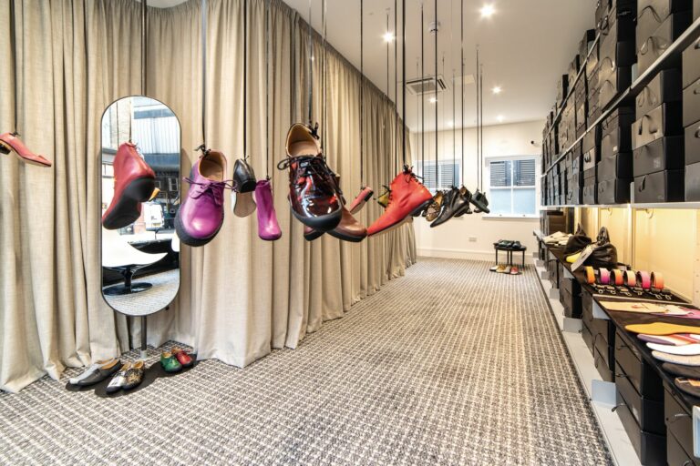 Im freien Raum baumelnd, sind die Schuhe immer in Bewegung und von allen Seiten betrachtbar. (Foto: Tracey Neuls)