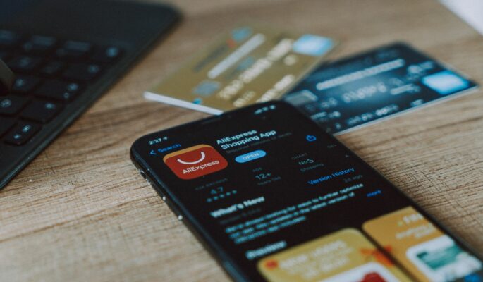 Das Smartphone ist das beliebteste Endgerät zum Onlineshoppen. (Foto: Cardmapr.nl/Unsplash)