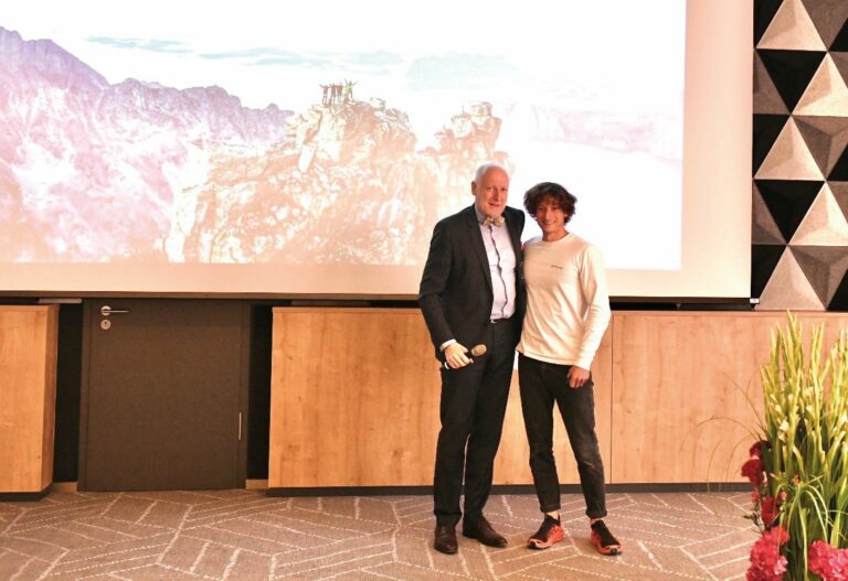 SABU-Aufsichtsratsvorsitzender Lars Otto mit dem Gast-Sprecher Philipp Hans. (Foto: SABU)