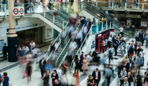 Sinkende Frequenzen und geringere Nachfrage drücken die Stimmung auch im Handel. (Foto: Anna Dziubinska/Unsplash)