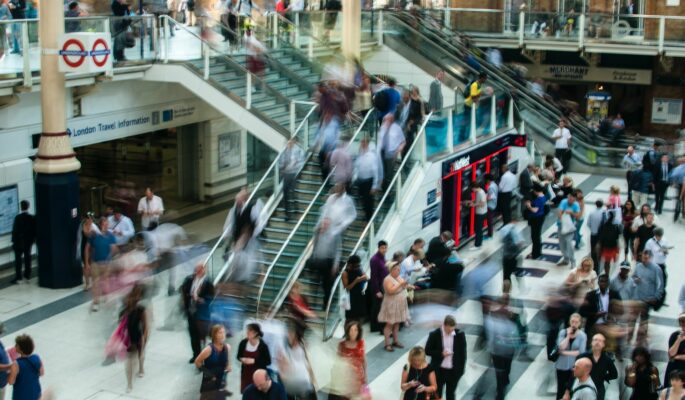 Sinkende Frequenzen und geringere Nachfrage drücken die Stimmung auch im Handel. (Foto: Anna Dziubinska/Unsplash)