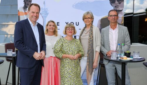v. l. n. r.: Dr. Stephan Keller (Oberbürgermeister der Landeshauptstadt Düsseldorf), Aline Müller-Schade (Geschäftsführung The Supreme Group), Karolina Landowski (Moderatorin der Pressekonferenz), Ulrike Kähler (Geschäftsführung Igedo Exhibitions) und Axel Augustin (Geschäftsführung BTE Handelsverband Textil Schuhe Lederwaren) (Foto: Uwe Erensmann)