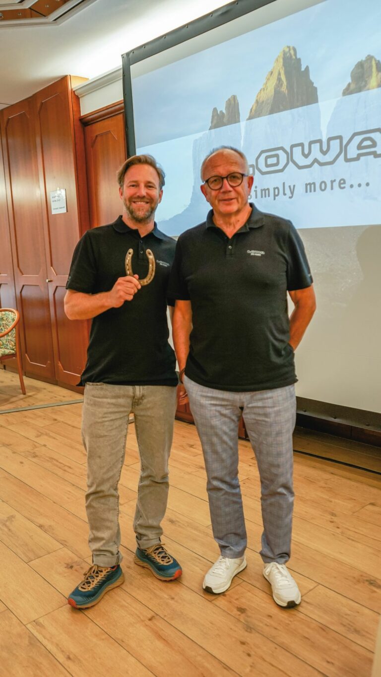 René Urfer (rechts) überreicht Nachfolger Christian Zingg das Glücks-Hufeisen – und damit den zukünftigen Staffelstab. (Foto: Lowa)