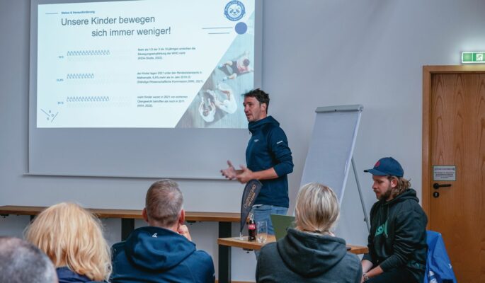 Felix Neureuther macht deutlich, wie wichtig Bewegung für Kinder ist. (Foto: Lowa)