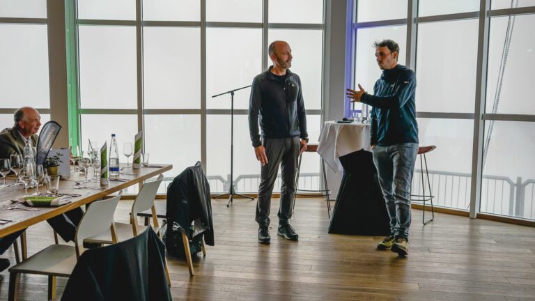 Alexander Nicolai und Skifahrer Felix Neureuther. Nicht zu sehen: die Zugspitze, verborgen im Nebel (Foto: Lowa)