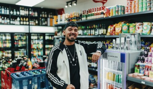Gemeinsam mit Rapper Capital Bra hat der Reinigungshersteller Cleangang einen Sneakerreiniger entwickelt. (Foto: Cleangang)
