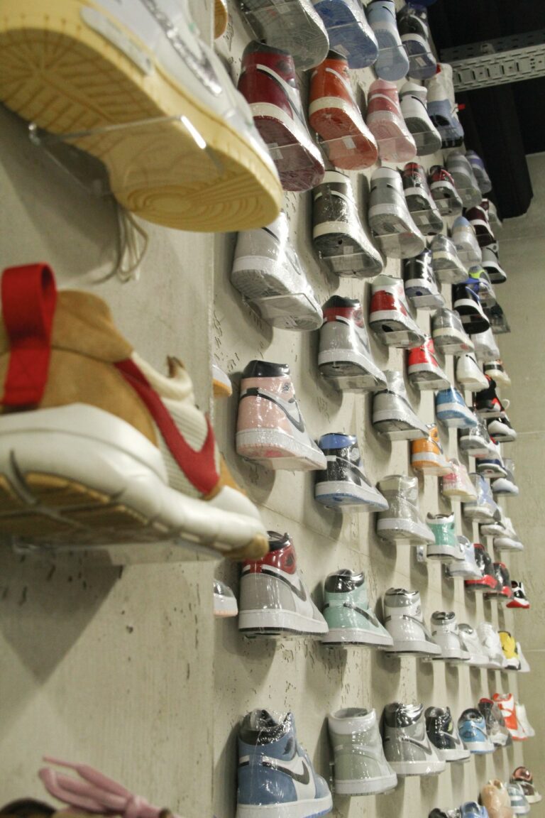 Die Schuhe an der Sneakerwand sind meistens eingeschweißt, die Preise sind mit einem „ab“ versehen und können je nach Farbe und Größe noch höher sein. (Foto: Bibo)