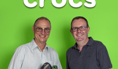 Head of Sales DACH Randolf Friedel und Sales Manager Florian Spengler mit Crocs-Schuhen. Hooijer übernimmt den Crocs-Vertrieb im Benelux-Markt, Deutschland und Österreich. (Foto: Hooijer Footwear Group)