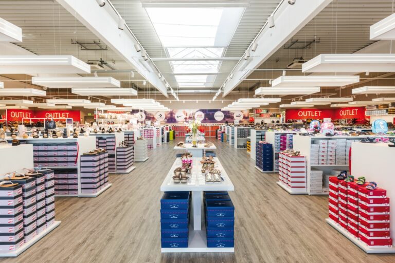 Viel Raum für Schuhe: Kienast-Filialen erfüllen in vielen Fällen Nahversorgungsfunktion mit Sortimenten für Damen, Herren und Kinder. (Foto: Kienast)