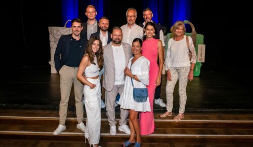 Am 1. Juli hatte Sury Frey zum Creation Event geladen (v.l.n.r.): Julian Mohr (Assima Hoch 2), Jonah Althaus (Assima Hoch 2), Vanessa Mai, Robert Luhn (Moses AG), Sven Meier (Lederwaren Meier), Andreas Walter (Leder Heiges), Susi Leibbrand (Leder Horn),  Ralph Leibbrand (Leder Horn), Rebecca Mir, Birgit Walter (Leder Heiges). (Foto: Katrin Schander www.farbeundschwarzweiss.de)