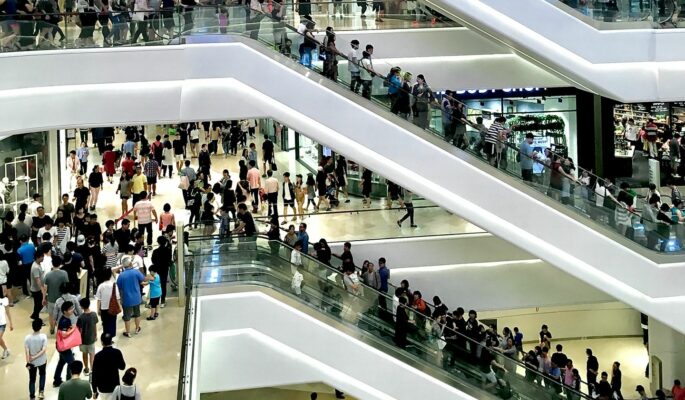 Volle Treppen und reges Treiben in den Shoppingmalls. (Foto: Heamosoo Kim / Unsplash)