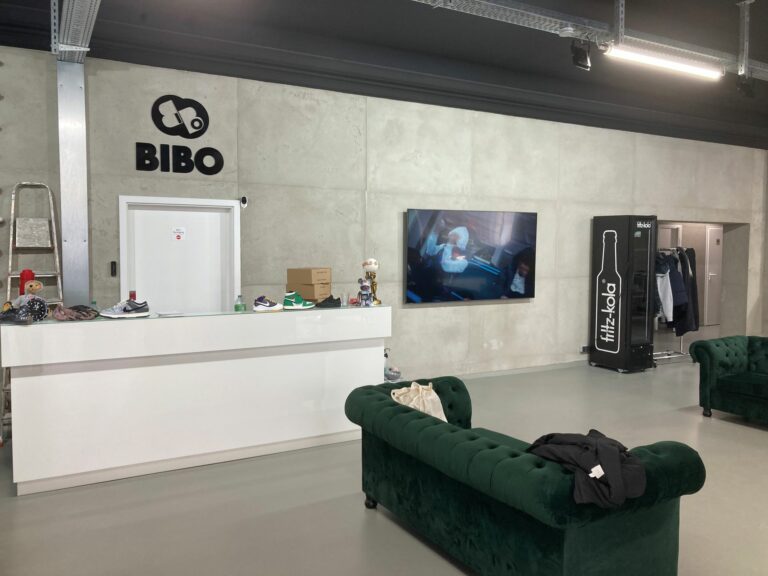 Mit Sofa und Fernseher wird auf der Fläche für wohnliche Atmosphäre gesorgt. (Foto: Redaktion)