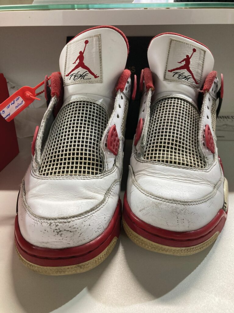 Der Air Jordan 4 Retro Fire Red – der erste Sneaker, den sich Navaratnarajah geleistet hat, wird immer noch in Ehren gehalten und bei Blackpolish nebenan gepflegt. (Foto: Redaktion)