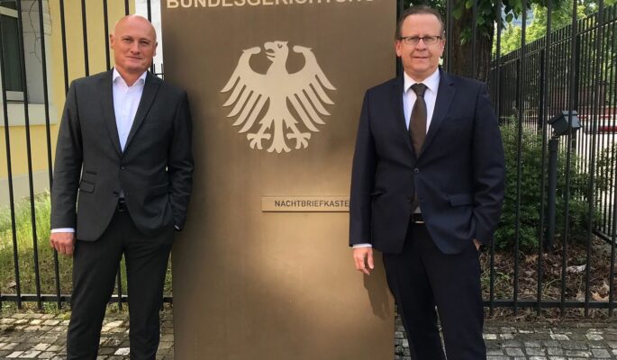 BTE-Präsident Steffen Jost und BTE-Hauptgeschäftsführer Rolf Pangels vor dem Bundesgerichtshof, das die Genehmigung zur Sonntagsöffnung für das Outlet Zweibrücken zurückgenommen hat. (Foto: BTE)