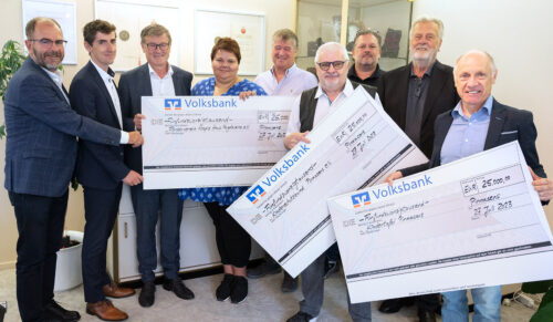 Spendenübergabe bei Wilhelm Textil (v.l.n.r.): Carsten Steuer, Stefan Höhn (Diakoniezentrum), Erwin Merz (Förderverein Hospiz), Hospizleiterin Simone Jennewein, Carsten Henn (Förderverein), Wolfgang Baumgart (Kinderschutzbund), Alexander Wilhelm, Werner Wilhelm und Helmut Maurer (Kindertafel). (Foto: Martin Seebald)