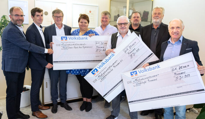 Spendenübergabe bei Wilhelm Textil (v.l.n.r.): Carsten Steuer, Stefan Höhn (Diakoniezentrum), Erwin Merz (Förderverein Hospiz), Hospizleiterin Simone Jennewein, Carsten Henn (Förderverein), Wolfgang Baumgart (Kinderschutzbund), Alexander Wilhelm, Werner Wilhelm und Helmut Maurer (Kindertafel). (Foto: Martin Seebald)