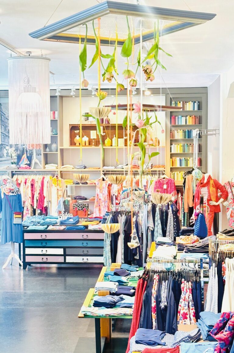 Farben, Pflanzendeko und mit Büchern, Kerzen oder Vasen bestückte Regale sorgen für eine freundliche Atmosphäre. (Foto: Ganzkörperschuh)