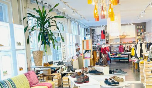 Der Think-Shop mit Vintage-Sofa und -Teppich im Entrée. (Foto: Ganzkörperschuh)