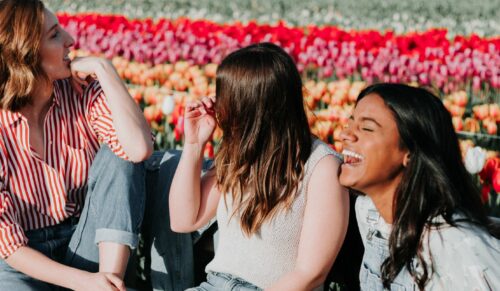 Auch in der Damenschuhmode freut man sich auf den nächsten Sommer. (Foto: Priscilla du Preez/ Unsplash)