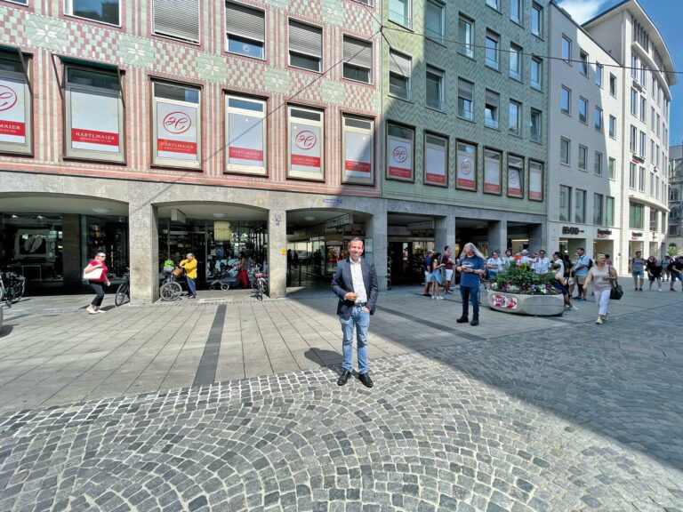 Maximilian Bahner vor dem Hartlmaier Stammhaus am Münchener Rindermarkt (Foto: Schuhhaus Hartlmeier)