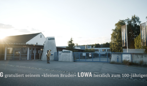 Mit einem Youtube-Video und einem Ständchen gratuliert Hanwag seinem Konkurrenten Lowa alles gute zum 100. Geburtstag. (Foto: Hanwag via Youtube)