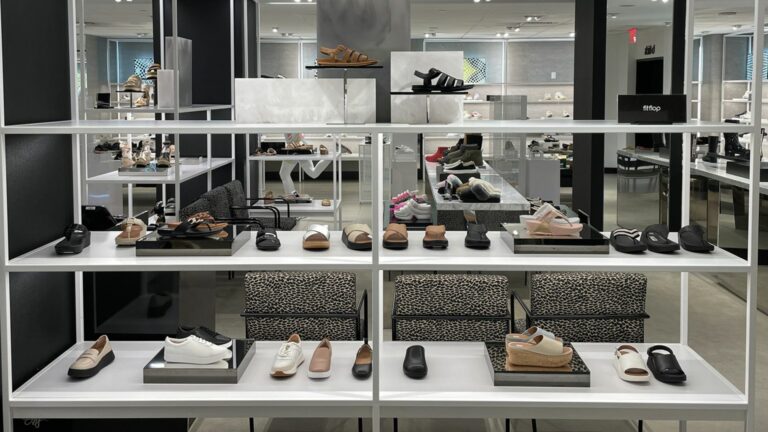 Unter anderem bei Bloomingdales gibt es Fitflop-Schuhe zu kaufen. (Foto: Fitflop)