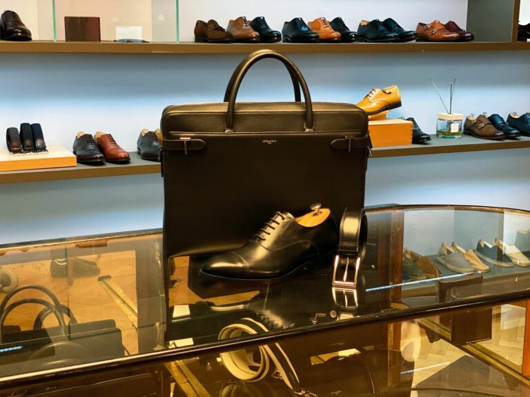 Das Angebot wird ergänzt durch hochwertige Taschen. (Foto: Schuh Konzept)