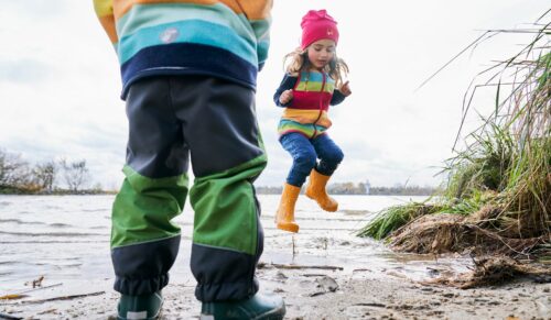 Die Marke Jako-O ist für Kindertaschen, -bekleidung und Schuhe bekannt. (Foto: Haba)