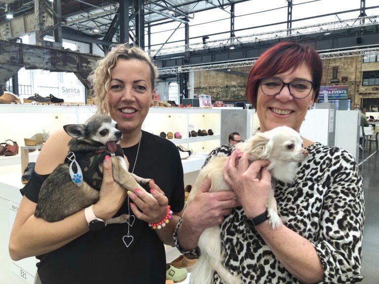 Katrin Kristen (mit Thor) und Anke Kulow (mit Xena), Schuhstore Kassedy, Oldenburg (Foto: Redaktion)